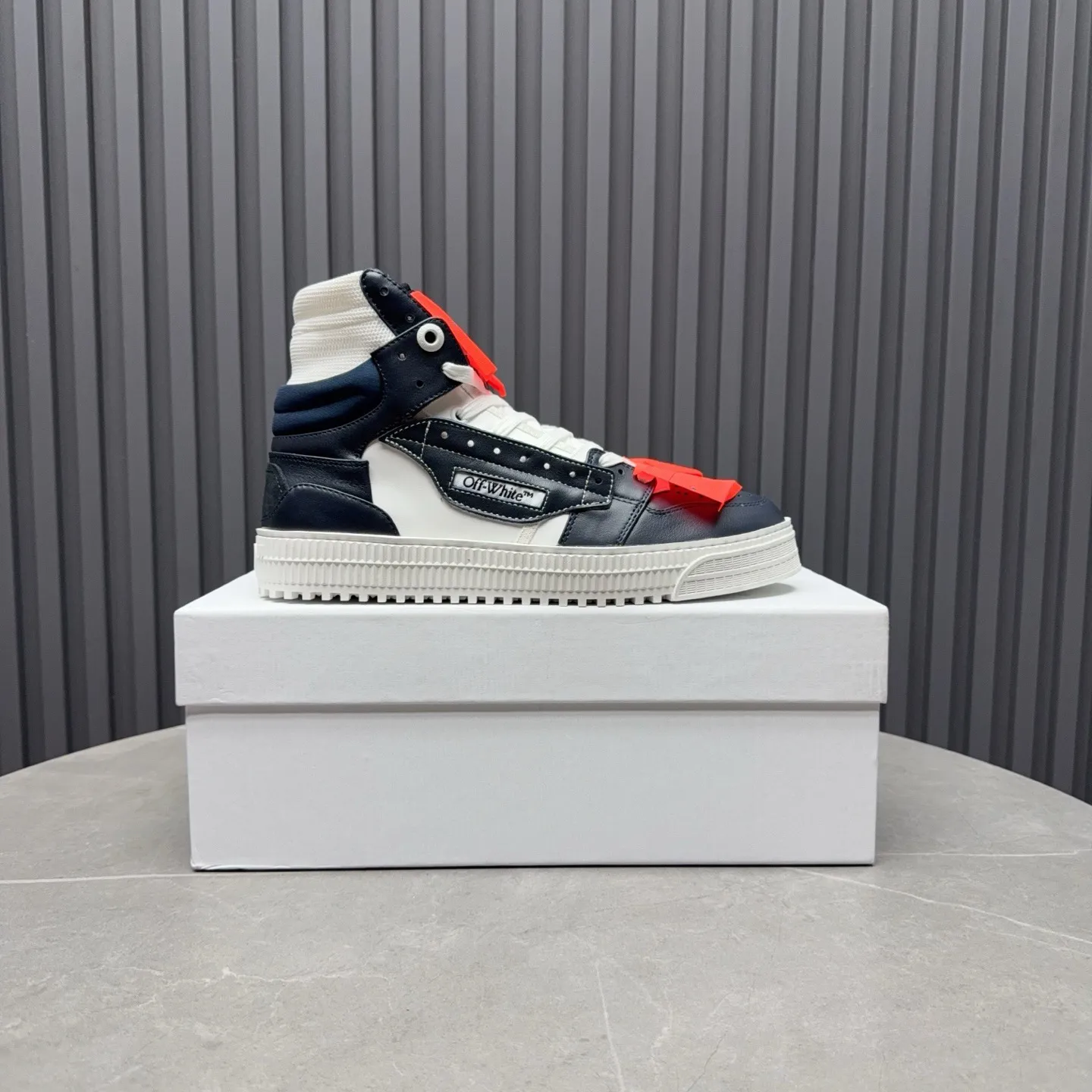 Men's shoes💰740 OFF WHITE ⚡️Couple style⚡️The latest spring style street casual shoes, released with the highest quality version on the market👊Series original mold opening, original lasting, production technology 1:1 original version➰🔜The best choice for more and more celebrities and Internet celebrities🔸In the classics Changes in the code🔸Innovate in the trend🔸Strive to break away from the shackles of bad street design🔝Although he is not the originator of fashion design, he is definitely a shining dark horse in avant-garde design🐴🆙Do not follow the trend🔅Not universal beauty🔅 Fabric💯First-layer cowhide Lining💯Imported skin-friendly and environmentally friendly polyester mesh Foot pads💯Original molded high-elastic environmentally friendly molding pads Midsole💯Made with original last-last technology Outsole💯Rubber outsole Packaging💯Official website synchronizes full set of packaging (brand wrapping paper, brand certificate, brand cloth bag) Code numbers 35-44, 45 46 Customized